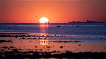 Sonnenuntergang am Strand in Cuxhaven während des warmen Spätsommers