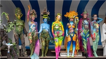 Schön bunt: Models präsentieren ihre von Bodypainting-Künstlern bemalten Körper.