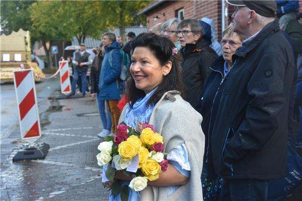 Schöne Geste: Diese Frau überreicht jedem Fahrer eines Erntewagen eine Rose. 