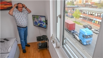 Schöne Wohnung, lauter Verkehr: Jürgen Schulz wohnt an der Barkhausenstraße. Fernsehen kann man hier nur mit Kopfhörern. 