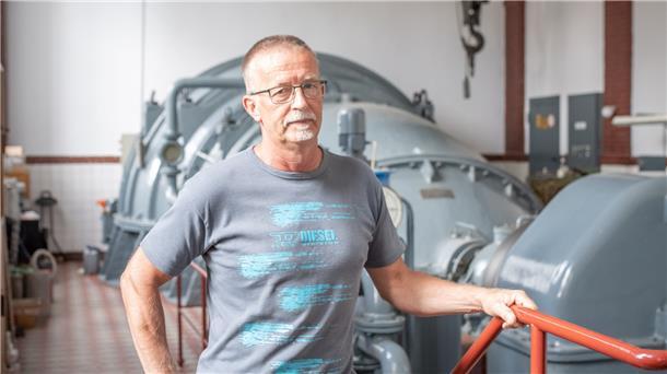 Schöpfwerksmeister Uwe von See kann sich auf die Maschine im „Dieselschöpfwerk“ verlassen. Sie arbeitet auch nach 100 Jahren noch problemlos und pumpt Wasser in die Elbe. 1953 wurde gleich nebenan ein zweites Schöpfwerk, das Elektroschöpfwerk Otterndorf, erbaut.