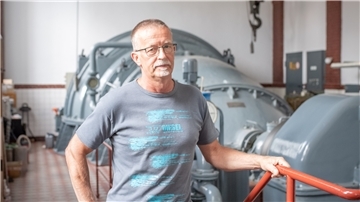 Schöpfwerksmeister Uwe von See kann sich auf die Maschine im „Dieselschöpfwerk“ verlassen. Sie arbeitet auch nach 100 Jahren noch problemlos und pumpt Wasser in die Elbe. 1953 wurde gleich nebenan ein zweites Schöpfwerk, das Elektroschöpfwerk Otterndorf, erbaut.