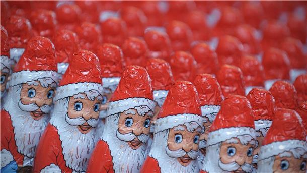 Schoko-Weihnachtsmänner sind beliebt - sowohl bei Kindern als auch bei Erwachsenen.