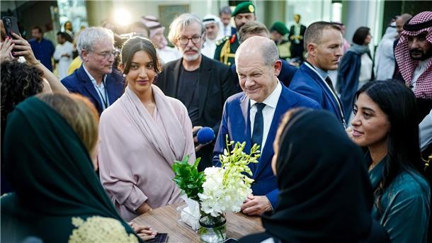 Scholz besucht in Dschidda ein Unternehmen und unterhält sich mit Saudi-Araberinnen.