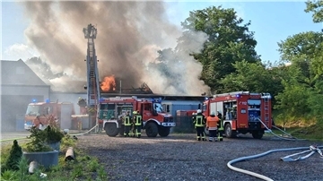 Schon am frühen Vormittag stand das Gebäude der Bioschlachterei in Warstade lichterloh in Flammen.