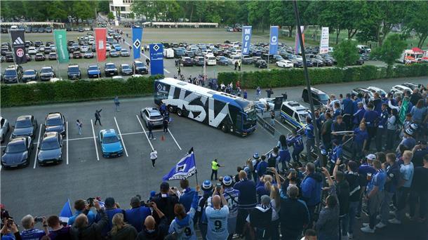 Endlich wieder Bundesliga: HSV im Partyrausch zum Aufstieg Schon bei der Ankunft am Volksparkstadion von den Fans gefeiert: die HSV-Spieler im Mannschaftsbus.