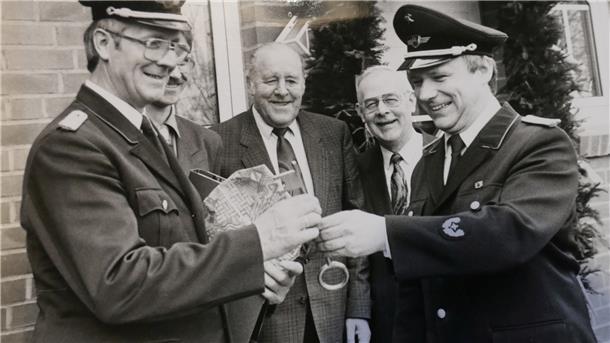 Einweihung des Köhlener Feuerwehrhauses am 12. April 1991 mit Ortsbrandmeister Hermann Matthäi, Samtgemeindebürgermeister Robert Eckhoff, Landrat Martin Döscher und Helmut Heinemeyer als Gemeindebrandmeister der Samtgemeinde Bederkesa