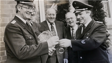 Einweihung des Köhlener Feuerwehrhauses am 12. April 1991 mit Ortsbrandmeister Hermann Matthäi, Samtgemeindebürgermeister Robert Eckhoff, Landrat Martin Döscher und Helmut Heinemeyer als Gemeindebrandmeister der Samtgemeinde Bederkesa