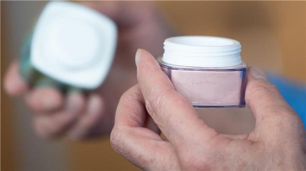 EU-Behörde findet schädliche Chemikalien in Kosmetika Schon die Liste der Inhaltsstoffe verrät bei manchen Kosmetika: Hier ist Verbotenes drin. (Symbolbild)