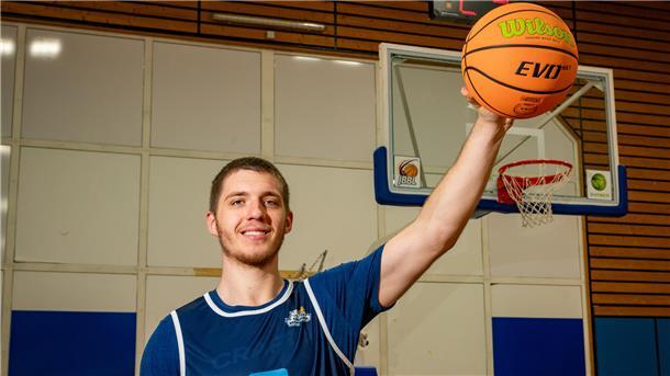 Hendrik Warner ist ein „Big Man“ mit flotten Beinen Schon in der sechsten Klasse war Hendrik Warner 1,84 Meter groß. Inzwischen sind bei dem Eisbären-Neuzugang noch einige Zentimeter dazugekommen.