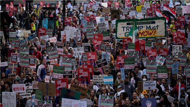 Militäreinsatz wie im Krieg? Trump provoziert Chicago Schon in mehreren Städten hat Trumps aggressiver Politikstil Proteste ausgelöst.