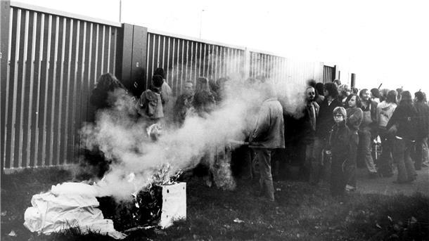 Schon lange vor der Inbetriebnahme war das Kernkraftwerk Unterweser umstritten. Während der Bauphase gab es immer wieder Proteste an der Baustelle.