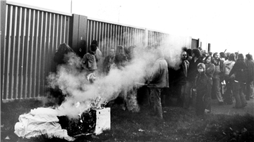 Schon lange vor der Inbetriebnahme war das Kernkraftwerk Unterweser umstritten. Während der Bauphase gab es immer wieder Proteste an der Baustelle.