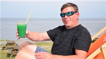Das Foto zeigt Marco Willm aus Tossens in der Kitebrothers-Strandbar in Burhave.