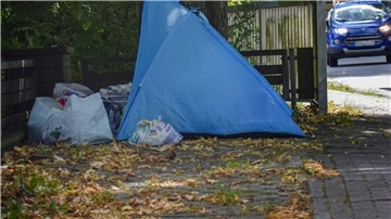 Schon seit einigen Tagen steht direkt an einer viel befahrenen Nordenhamer Straße dieses Zelt. Darin wohnt eine Obdachlose. 