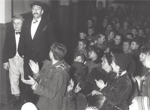 Lang ist’s her: Als Filme nur im Kino zu sehen waren Schon vor der Filmvorführung gab es viel zu lachen. Hier ziehen „Pat und Patachon“ ins voll besetzte Metropol-Kino in Nordenham ein. Die Aufnahme machte Fritz Frerichs im Februar 1958.