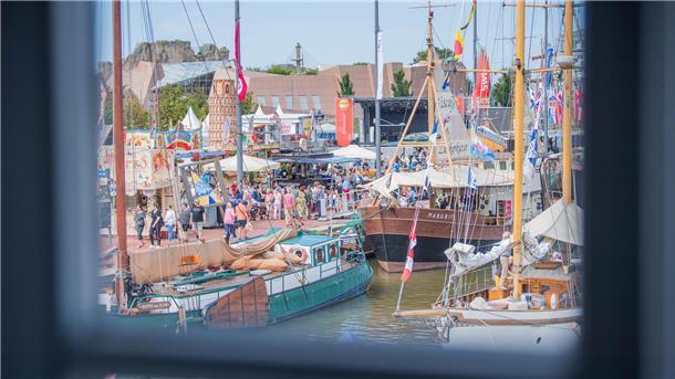 Maritime Tage (Update 36): Ein letzter Gruß an die schwimmenden Gäste Blick aus einem Fenster auf die Maritimen Tage 2023 in Bremerhaven.
