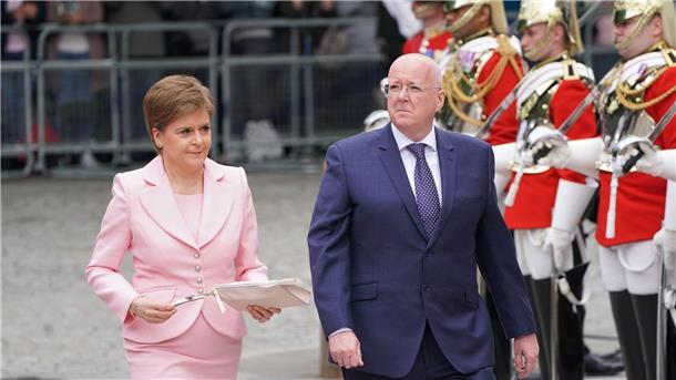 Schottland: Sturgeons Ehemann wieder frei Schottlands Ex-Premierministerin Nicola Sturgeon (l) und ihr Ehemann Peter Murrell vor einer Messe in der Londoner St. Paul’s Kathedrale.