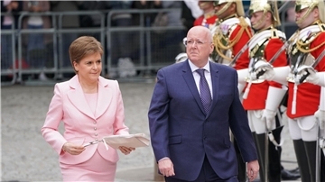 Schottlands Ex-Premierministerin Nicola Sturgeon (l) und ihr Ehemann Peter Murrell vor einer Messe in der Londoner St. Paul’s Kathedrale.