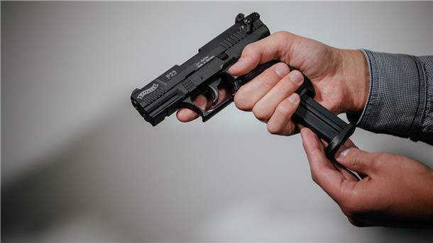 Mehr Waffenscheine registriert Schreckschusswaffen und Schreckschusspatronen können ohne Waffenschein erworben und zu Hause aufbewahrt werden. Eine große Nachfrage gab es im vergangenen Jahr zu Silvester.