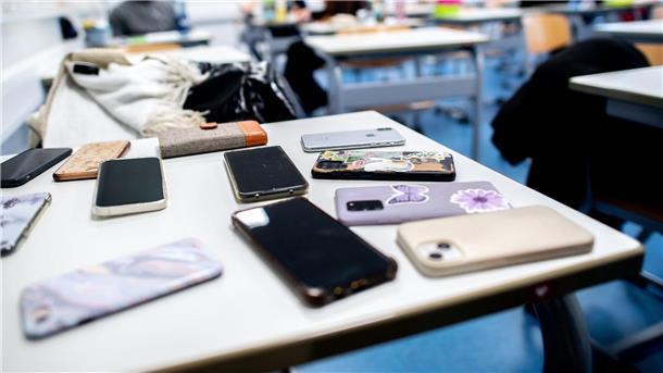 Smartphone in der Schule - was dafür und was dagegen spricht Schriftliche Abi-Prüfung - die Handys werden vorher eingesammelt. (Symbolbild)