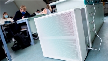 Ein Luftfilter im Klassenraum .