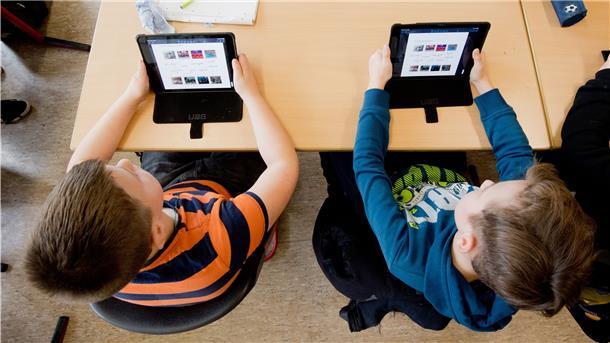 Schüler aus zwölf Bremerhavener Grundschulen warten immer noch auf die zugesagten iPads. Das erschwert das Homeschooling.