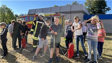 Schüler der KGS-Tarmstedt bekommen einen Einblick in die Arbeit der Feuerwehr - und zwar auf Plattdeutsch.