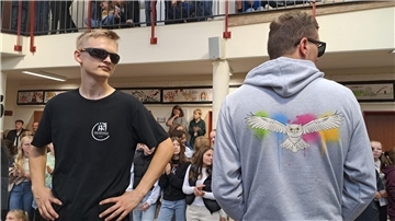 Die elfte Klasse der Waldschule Hagen präsentierte das neue Logo bei einer Modenschau. 