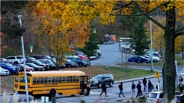 Schüler kehren nach der Bluttat am 25. Oktober 2023 zurück an die Schule in Lewiston.