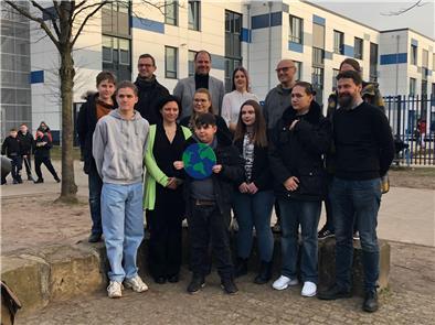 Die Heinrich-Heine-Schule auf dem Weg zur Klimaneutralität Schüler und Lehrer der Heinrich-Heine-Schule