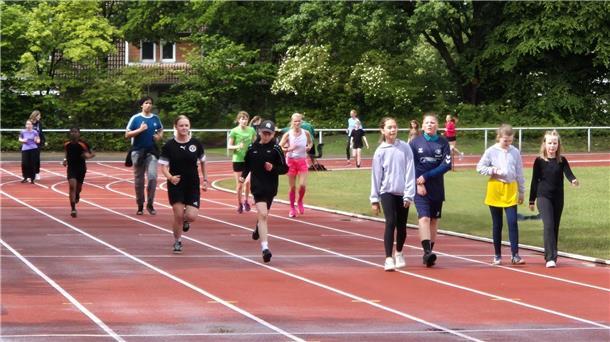Regen trotzen: IGS Zeven läuft 1.661 Runden für neue Schultoiletten Jugendliche beim Sponsorenlauf