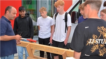 Schülerinnen und Schüler bekommen Einblicke in verschiedene Handwerksbetriebe...