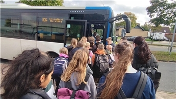 Schülerinnen und Schüler der KGS-Tarmstedt steigen in den Schulbus ein. Seit die K113 zwischen Wilstedt und Tarmstedt gesperrt ist, kommen viele der jungen Menschen zu spät zur Schule.