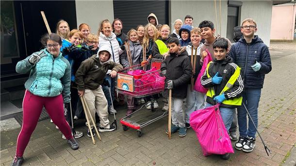 Schülerinnen und Schüler der Oberschule am Luisenhof beim Müllsammeln