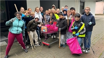 Schülerinnen und Schüler der Oberschule am Luisenhof beim Müllsammeln