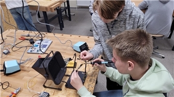 Schülerinnen und Schüler der OBS Rodenkirchen griffen während der Projekttage zum Werkzeug, um ihre Ideen in die Praxis umzusetzen.