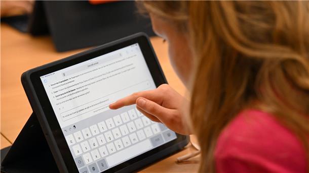 Schülerinnen und Schüler in Bremen können den KI-Chatbot Telli im Unterricht nutzen. (Archivbild)