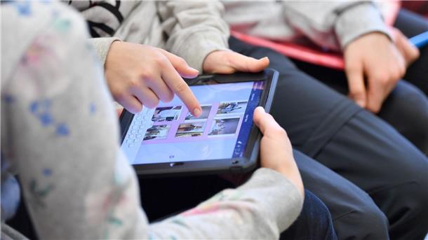 WHO: Jedes sechste Schulkind Opfer von Cybermobbing Schülerinnen und Schüler in Thüringen nehmen am Medienkompetenz-Kurs gegen Cybermobbing teil: Viele Kinder werden Opfer von Cybermobbing.