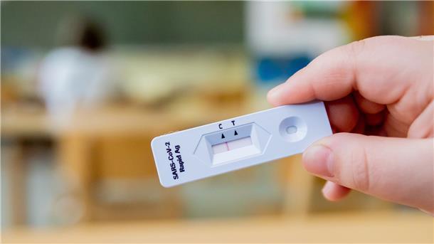  Ein Schüler hält bei einem Probelauf mit Corona-Schnelltests an der Grundschule in der Köllnischen Heide in Berlin-Neukölln seinen negativen Test in die Kamera. 