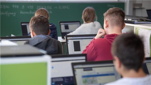 Umfrage: Schüler nervt schlechtes WLAN mehr als Lehrermangel Schülerinnen und Schüler nehmen im Klassenzimmer einer 9. Klasse am Unterricht mit Hilfe von Laptops und Tablets teil.