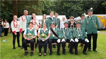 Gruppenfoto mit Schützen: Schützenfest in Sittensen: Holger Fischer warf nach der Verkündung spontan seinen Hut in die Menge. Die Freude über die Königswürde war ihm deutlich anzusehen. Das Foto zeigt das Königshaus.