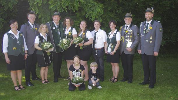 Ton Verstraten ist Schützenkönig in Oerel Schützenpräsident Ingo Reichard (rechts) und seine Stellvertreterin Ilka Holsten (links) mit den neuen Oereler Majestäten.