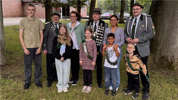 Schützenpräsident Philipp Logemann (rechts) konnte am Wochenende ein komplettes Karlshöfener Königshaus präsentieren