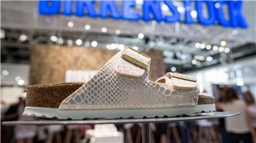 Schuh mit Tradition: Die Ursprünge von Birkenstock reichen nach Unternehmensangaben fast 250 Jahre bis 1774 zurück.