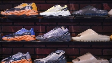 Schuhe stehen in einem Geschäft.