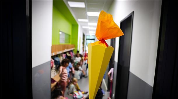 Deutlich mehr Kinder beginnen Schullaufbahn Schulanfänger: Eine kleine Schultüte am Eingang einer Grundschule in Hamburg.
