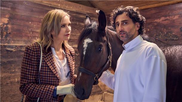 „Andere Eltern“ im ZDF: Wenn Pädagogik zu Profilneurose wird Schuldirektorin Marx (links, Veronica Ferres) hat mit der ambitionierten Eltern-Clique in „Andere Eltern - Die 1. Klasse“ so ihre Mühe. (Handout)