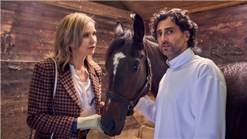Schuldirektorin Marx (links, Veronica Ferres) hat mit der ambitionierten Eltern-Clique in „Andere Eltern - Die 1. Klasse“ so ihre Mühe. (Handout)