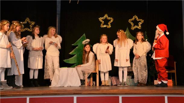Schulkinder führten in der Aula der Grundschule weihnachtliche Theaterstücke bei der Nikolausfeier des Bürgervereins auf.